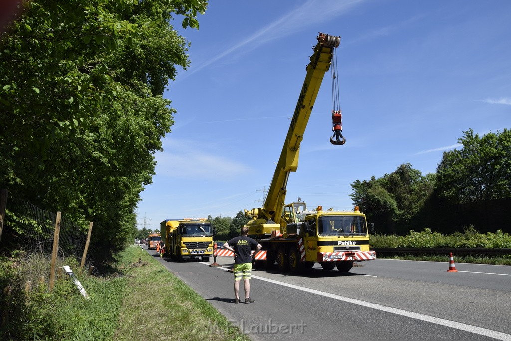 LKW in Boeschung A 3 Rich Frankfurt Hoehe Roesrath Lohmar P248.JPG - Miklos Laubert